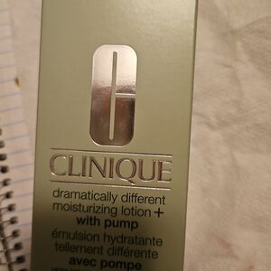 Clinique Dramatically Different Lotion with Pump - Silver and Green